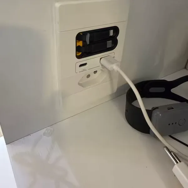 Avaliação de cliente sobre a Tomada Inteligente Plugmax — tomada, USB, USB-C e 2 cabos retráteis