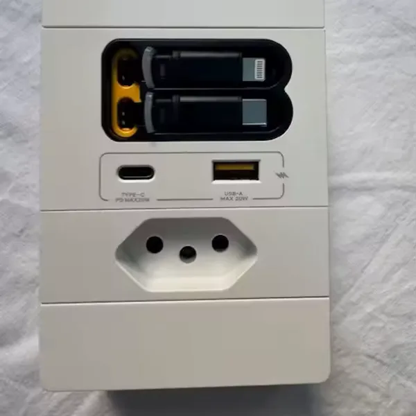 Avaliação de cliente sobre a Tomada Inteligente Plugmax — tomada, USB, USB-C e 2 cabos retráteis