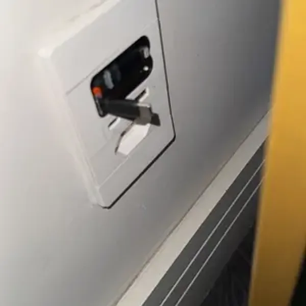 Avaliação de cliente sobre a Tomada Inteligente Plugmax — tomada, USB, USB-C e 2 cabos retráteis