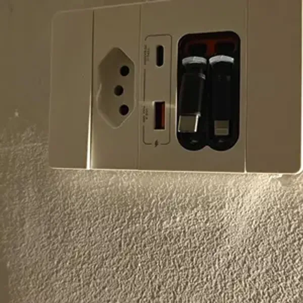 Avaliação de cliente sobre a Tomada Inteligente Plugmax — tomada, USB, USB-C e 2 cabos retráteis