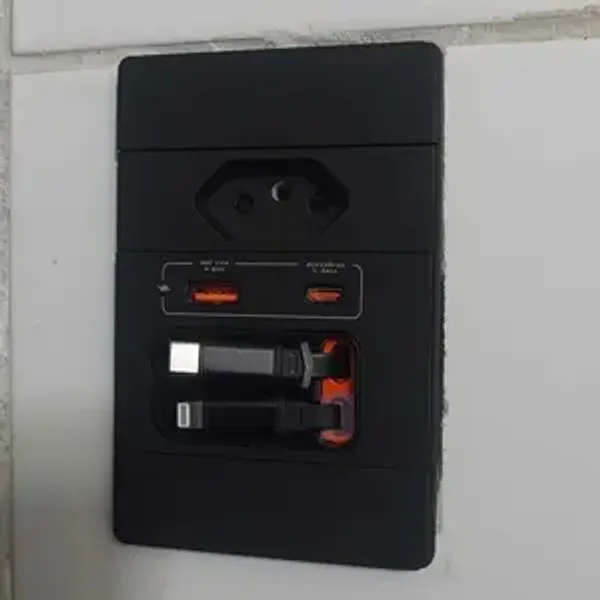 Avaliação de cliente sobre a Tomada Inteligente Plugmax — tomada, USB, USB-C e 2 cabos retráteis